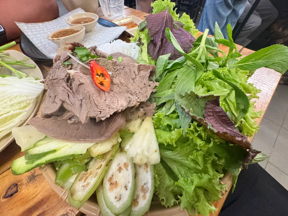 Không gian bàn ăn tại Khanh Lẩu Lẩu
