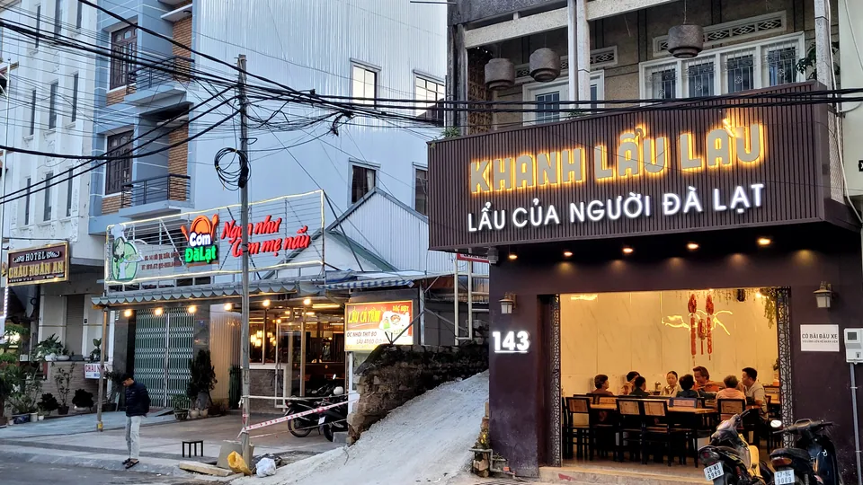 Bàn ghế và ánh sáng trong quán Khanh Lẩu Lẩu