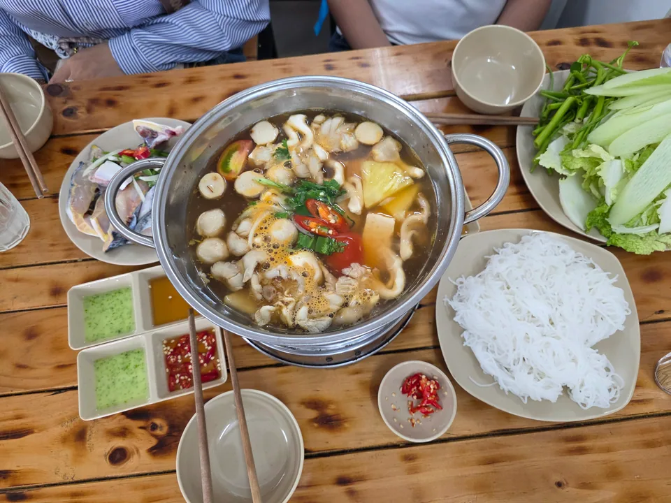 Bàn ăn và ghế trong không gian Khanh Lẩu Lẩu
